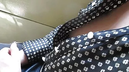 چند مرد نشسته در پر ها از یک باشگاه و تماشای کلیپ سکسی جدید خارجی نشان می دهد یک دختر زرق و برق دار با یک