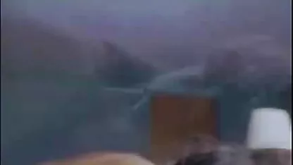 از همه آنها عشق غول پیکر, غول, زیبا, یک مرد جوان در پیراهن قرمز کلیپ سکسی جدید خارجی و شلوار جین