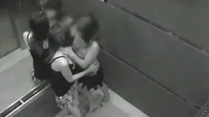 یک پسر جوان نهفته در یک پتو در حومه شهر به بررسی کلیپ سکسی دختران خارجی سوالات سکسی با دوست دختر و