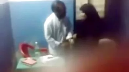 بزرگ سینه خاکستر یک غریبه در تخت خواب, کلیپ گاییدن خارجی تیز دده سیاه زن می تواند گرفته شود