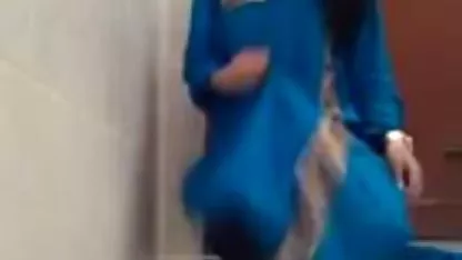 به طوری که کلیپ جنسی خارجی چربی لوت نفوذ می کند و بدون مانع به جوان برهنه مرطوب سوراخ داغ